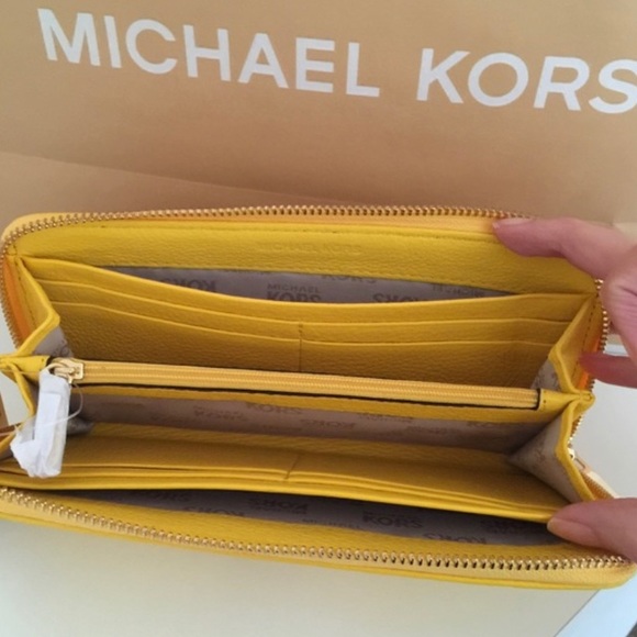 Michael Kors Jet Set Leather Wallet - Picture 2 of 4